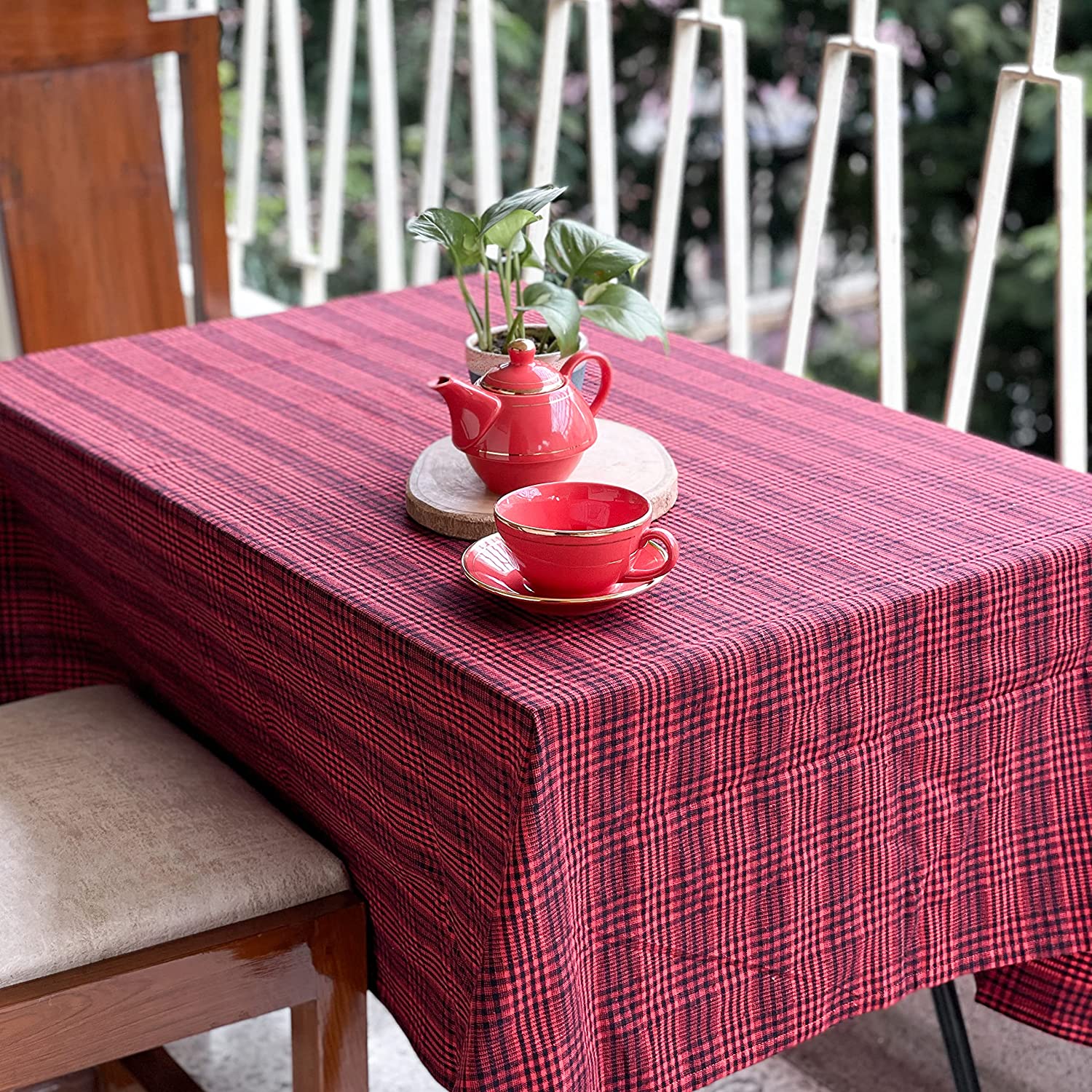 red kitchen table cover        <h3 class=